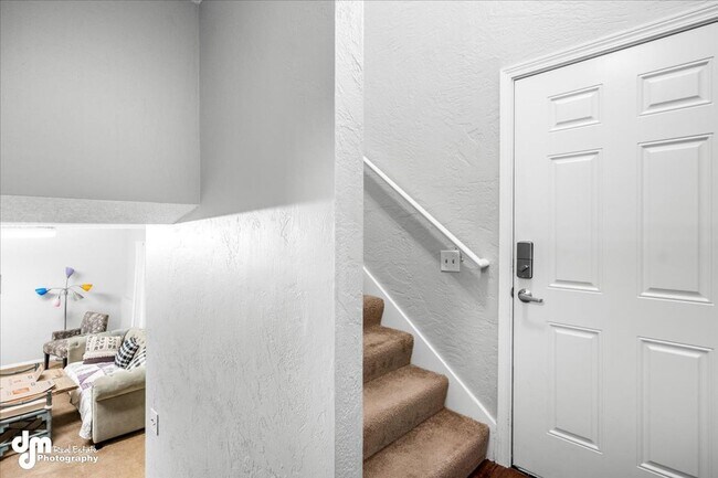 Building Photo - 3BD/2BA Triplex Unit with Modern Comforts