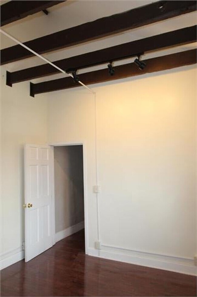 Building Photo - Beautiful Townhome on Quiet Street in the ...