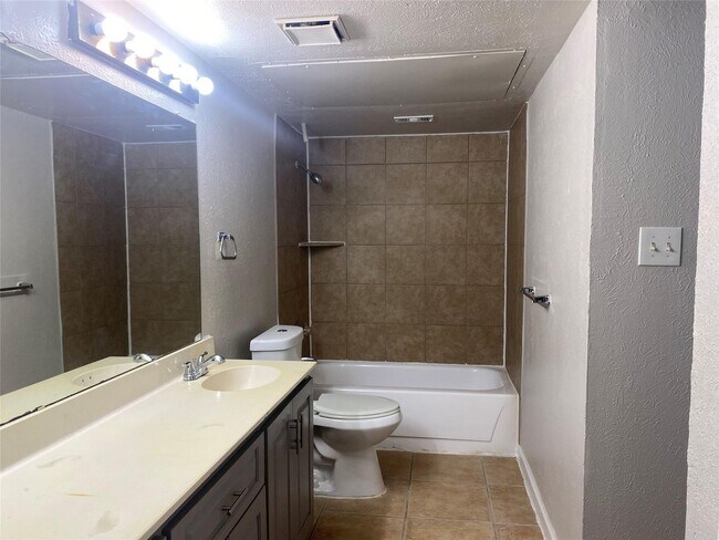 Building Photo - Limestone Dr. Duplex