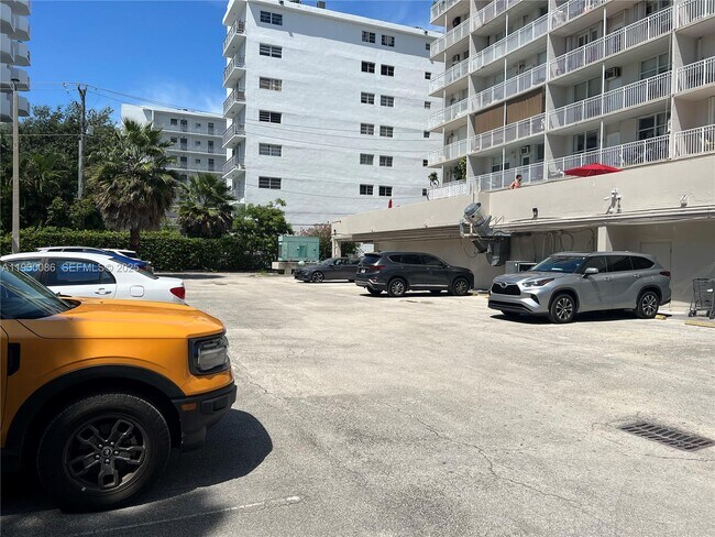 Building Photo - 1300 Lincoln Rd