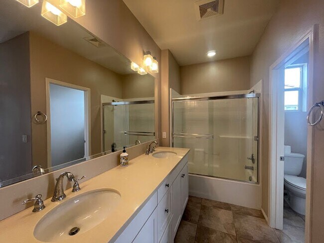 Building Photo - Stunning 2 bed 2.5 bath Solar Powered Town...