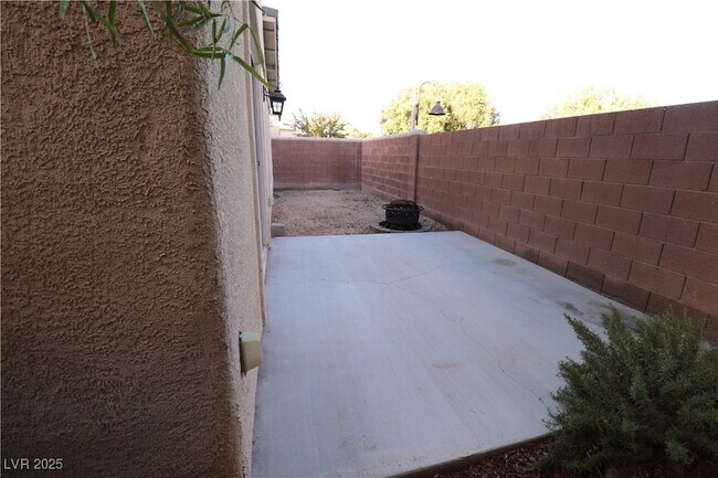 Building Photo - 5940 Feral Garden St