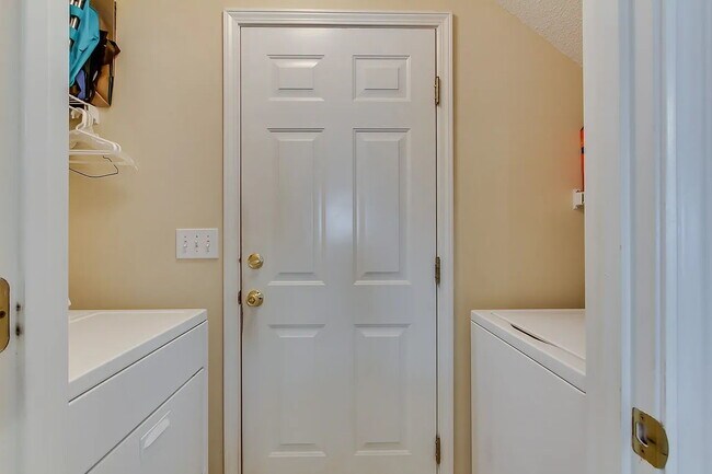 Building Photo - The perfect 3 bed, 2 bath home located in ...