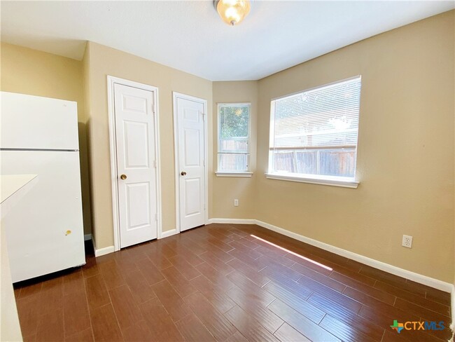 Building Photo - 833 Sagewood Trail