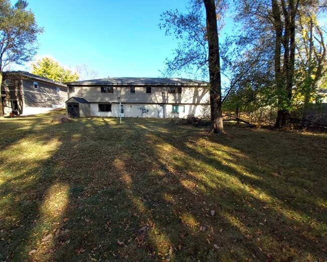 Building Photo - 2 Bedroom 1.5 Bathroom duplex in Hudson
