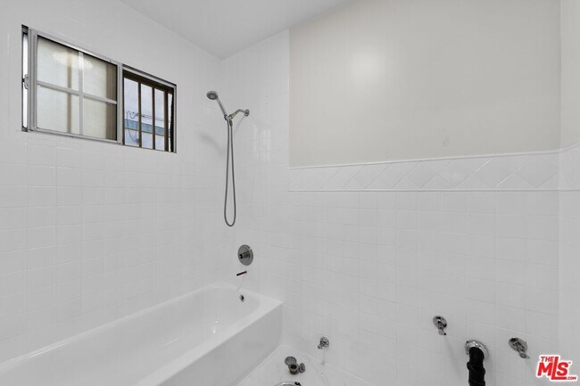 Building Photo - 1128 Irolo St