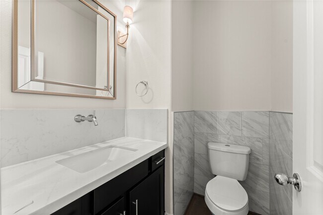 Building Photo - 1902 W 25th St