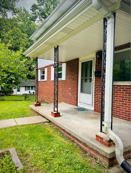 Building Photo - 1119 W 8th St