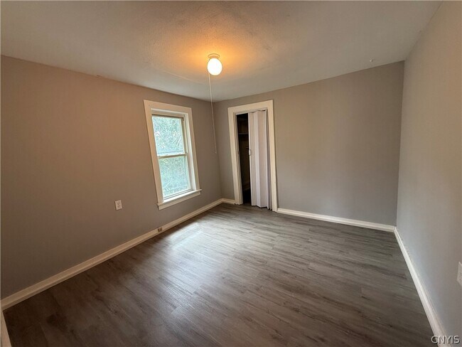 Building Photo - 116 Alice Ave