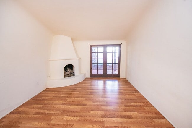 Building Photo - Windansea Spanish Charmer!