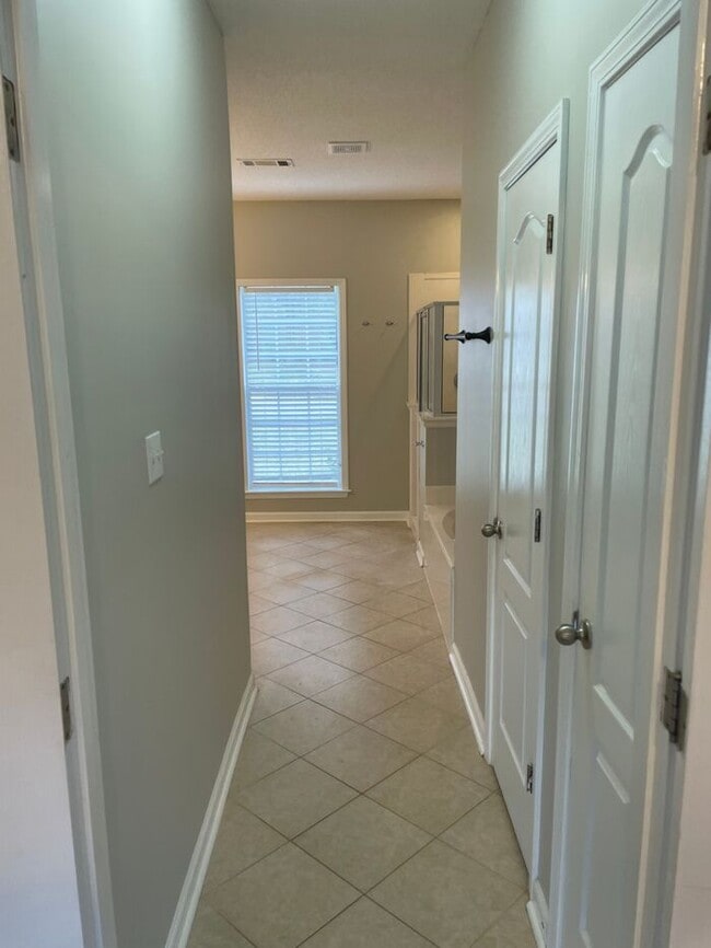 Building Photo - Four Bedroom Lakeland Home