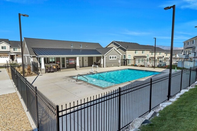 Building Photo - Gorgeous Three Bedroom Townhome; Herriman//