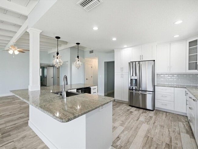 Building Photo - 828 Bay Point Dr