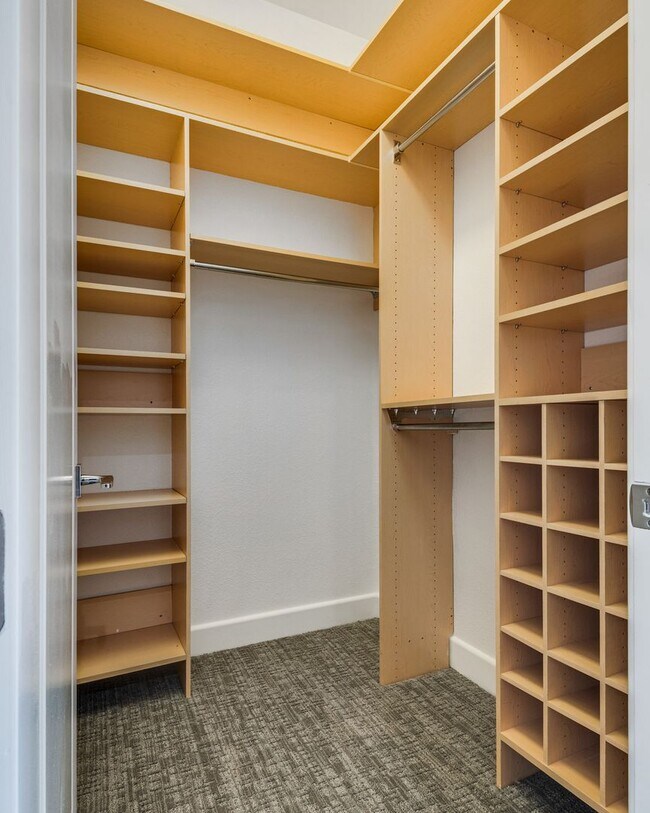 Building Photo - Luxury Summerlin Living in Gated Canyon Crest Community