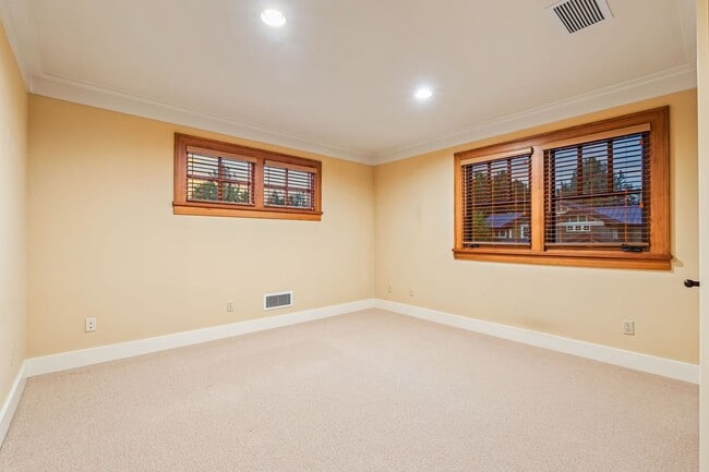 Building Photo - Luxury 3-Bedroom, 2.5-Bath Townhouse Retre...