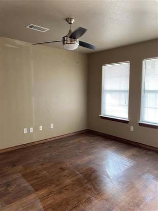 Building Photo - 10910 Shady Oaks Dr