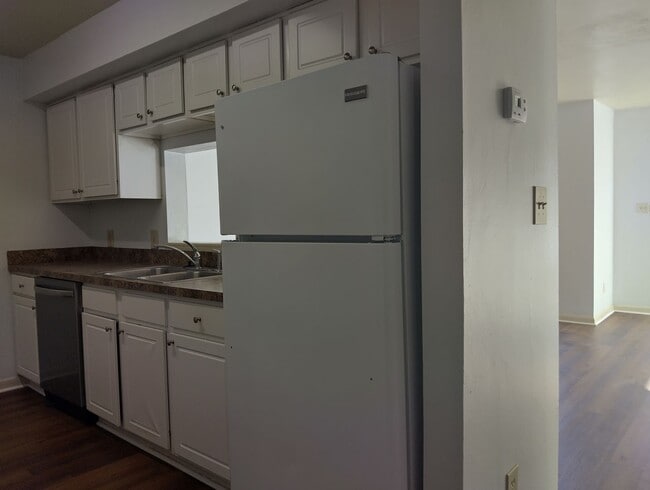 Building Photo - Light filled 3bd/1.5ba with hardwood throughout