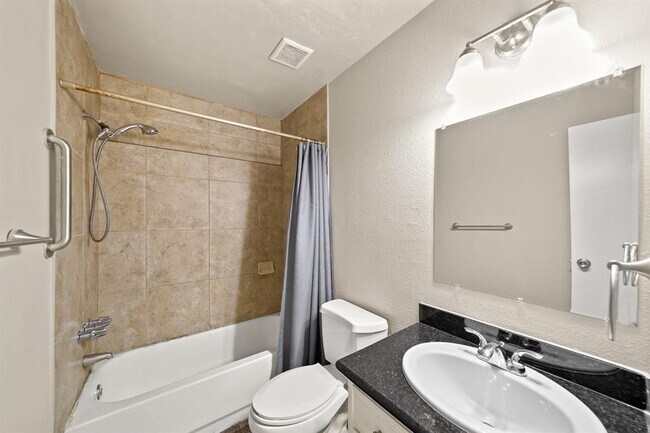 Building Photo - 2118 N Austin Ave