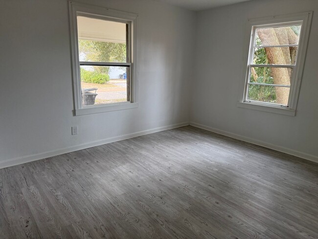 Building Photo - 128 Country Club Cir