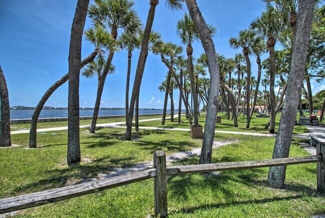 Building Photo - 407 S Lakeside Dr