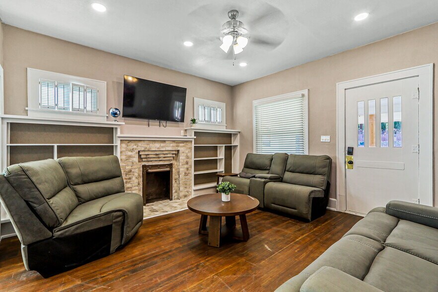 Living room - 1806 Arizona Ave