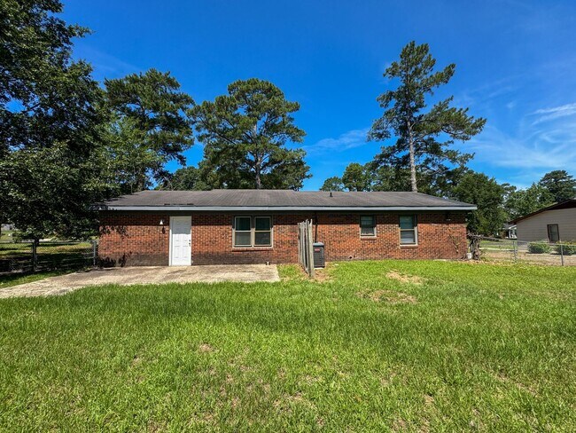Building Photo - Cute 3 Bed 1.5 Bath Home with Fenced Yard
