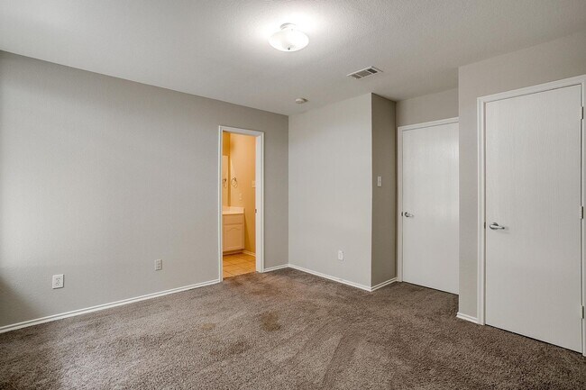 Building Photo - Large 4 Bedroom 3.5 Bathroom- Eagle Mounta...