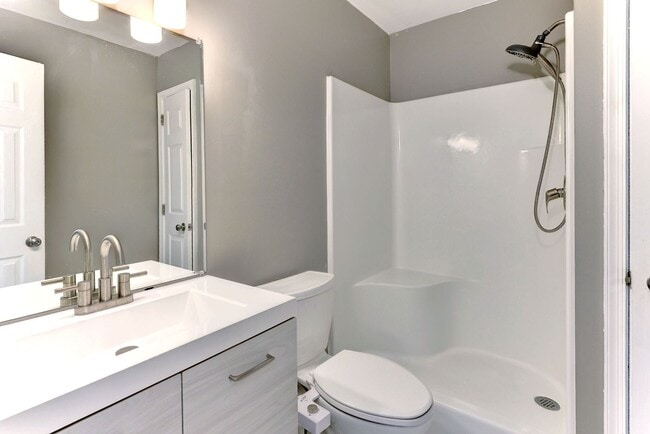 Building Photo - Updated, Spacious, Large Backyard in Newpo...