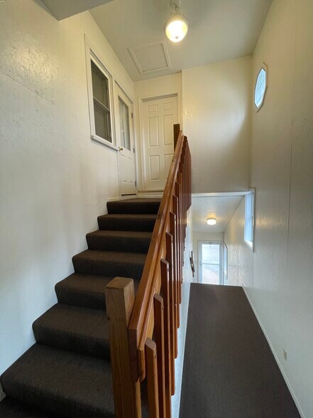 Building Photo - 521 N Badger Ave