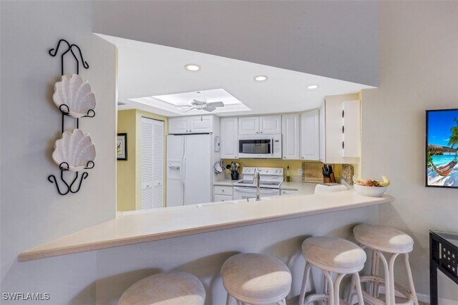 Building Photo - 5899 Chanteclair Dr