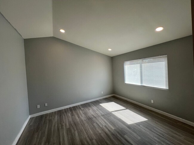 Building Photo - 1 story 2 bedroom with Huge backyard