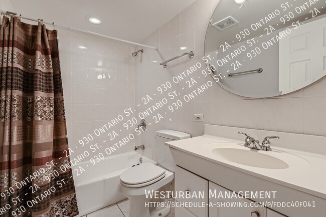 Building Photo - Convenient Living in Downtown Oak Park