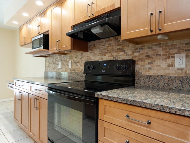 Building Photo - Enjoy Florida living in this spacious 3BR/...