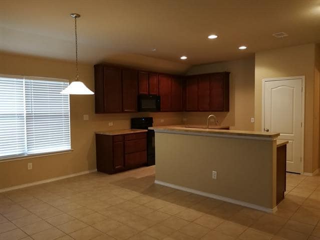 Building Photo - 2793 Cresent Lake Dr