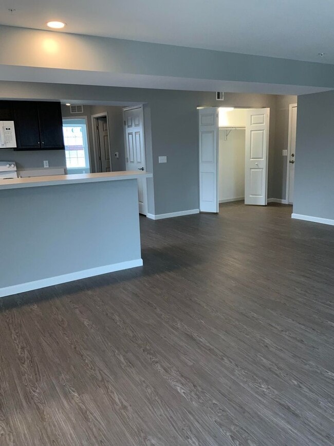 Building Photo - 200 Larkspur Ln