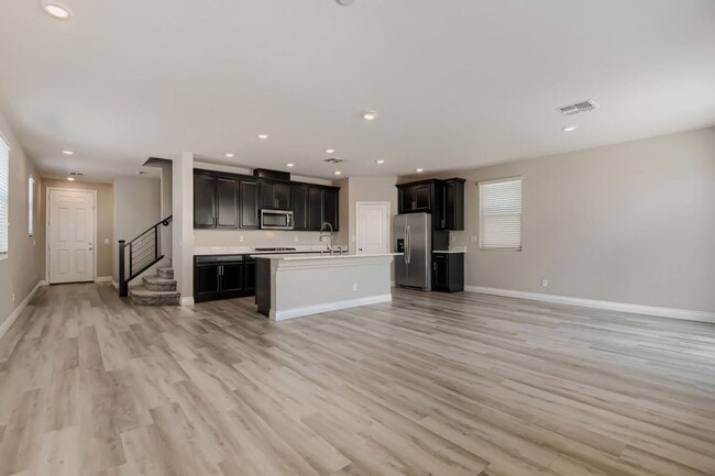 Building Photo - Must see 5 bedroom home with loft