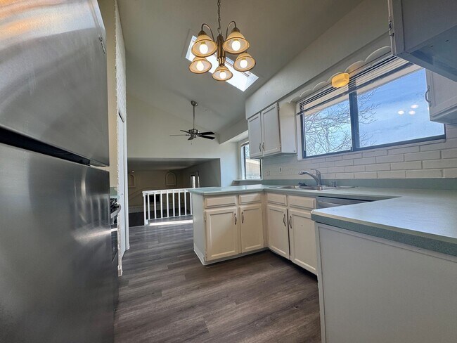 Building Photo - Beautiful 5 bedroom 2.5 bathroom home available NOW!!!