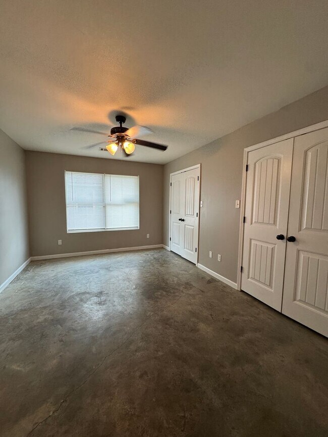 Building Photo - 3 bed / 2 bath duplex Available Now