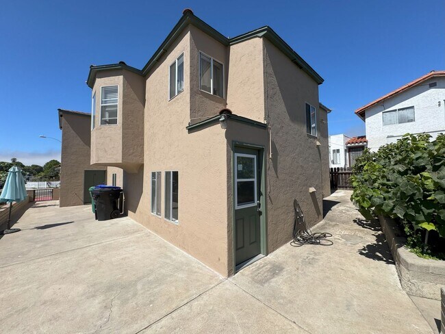 Building Photo - POINT LOMA HOME 4br-2.0 baths located on l...