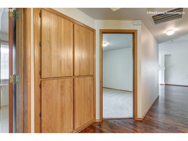 Building Photo - 7548 SE Hacienda St