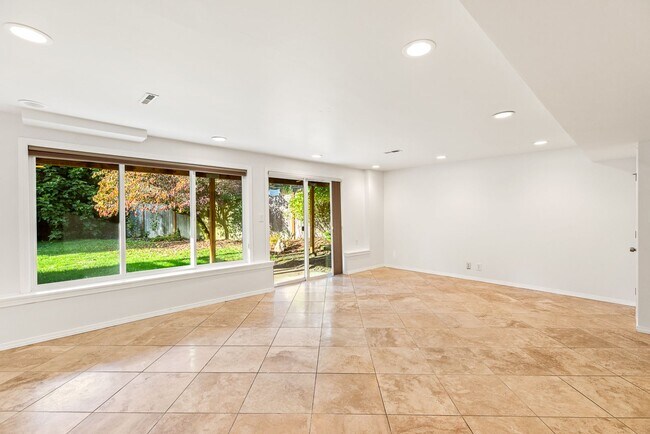 Building Photo - 4 bedroom 2.5 bath with office space.