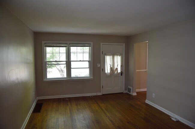 Building Photo - 3 Bedroom Home in Clintonville!