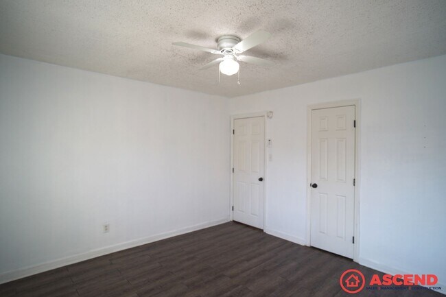 Building Photo - 3 bedroom Home in Oildale!