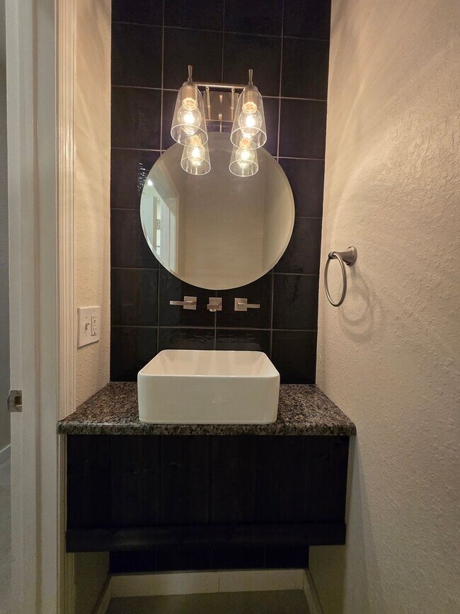 Building Photo - 1 Bed / 1.5 Bath – Magnolia Place