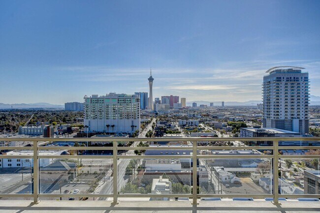 Building Photo - Juhl 345-City Views from this Spacious Deluxe Studio Residence