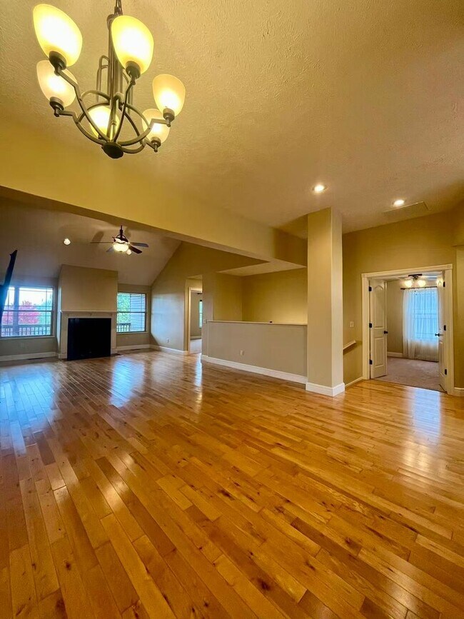 Building Photo - 5 bedroom and 3 bathroom two level house