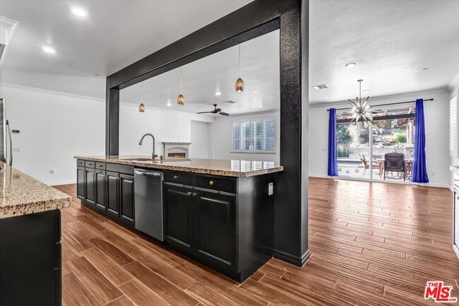 Building Photo - 577 Comet Ave