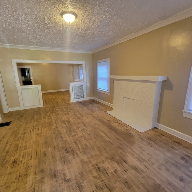 Building Photo - Spacious 4 bedroom