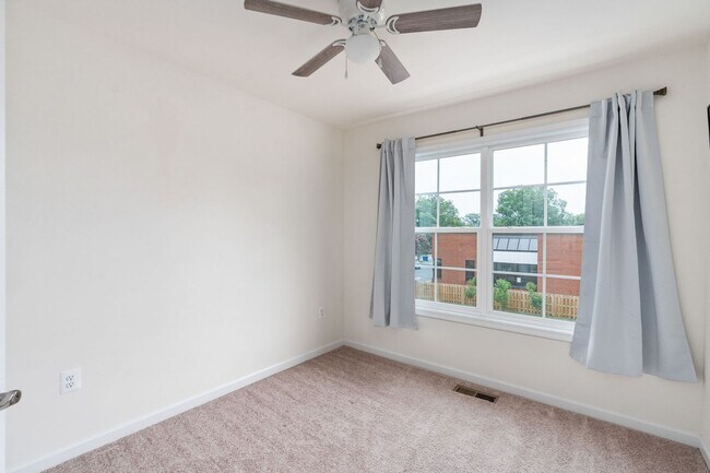 Building Photo - LIKE-NEW 3-LEVEL TOWNHOME IN FREDERICKSBURG