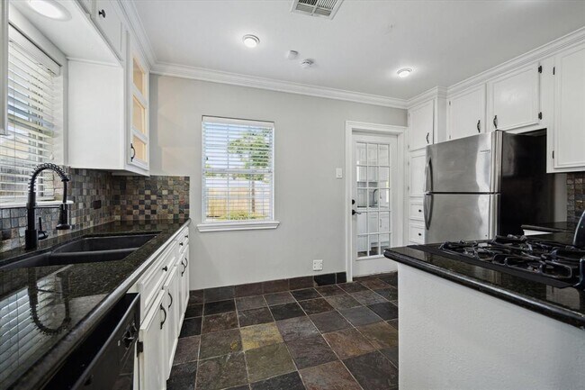 Building Photo - 2912 Cetti St